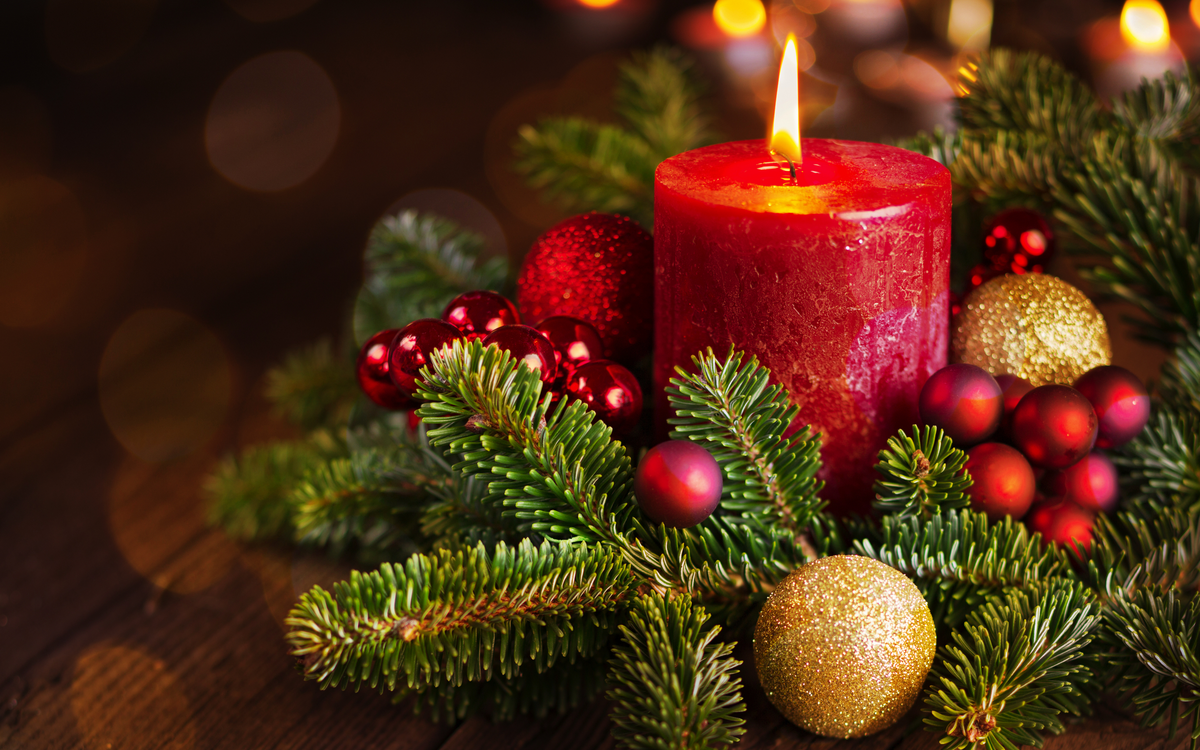 Brennende Kerze in der festlichen Weihnachtsanordnung
