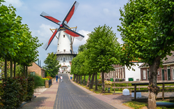Straße in Willemstad mit einer Mühle namens „Orange“, Niederlande