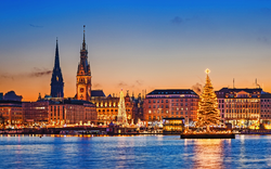 Skyline und Weihnachtsmarkt von Hamburg, Deutschland