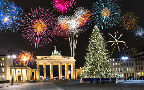 Brandenburger Tor in Berlin mit Weihnachtsbaum und Feuerwerk, Deutschland
