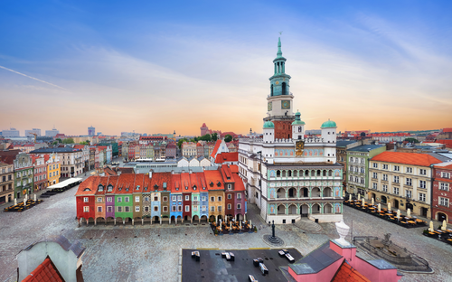  Luftaufnahme des Rynek-Platzes mit kleinen bunten Häusern und dem alten Rathaus in Posen