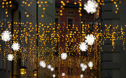 Gesandtenstraße in Regensburg mit weihnachtlicher Lichterkettendekoration bei Nacht