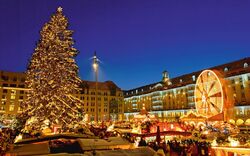 Gäste auf einem Weihnachtsmarkt