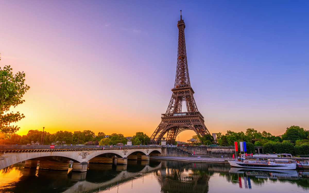 Blick auf den Eiffelturm und die Seine bei Sonnenaufgang in Paris