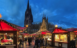 Weihnachtsmarkt am Kölner Dom in der Dämmerung