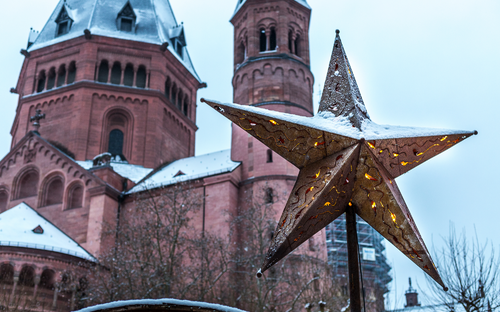 Mainzer Weihnachtsmarkt am Dom im Schnee