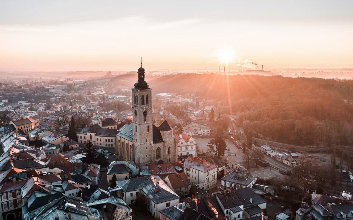 Luftaufnahme von Kutná Hora bei Sonnenaufgang