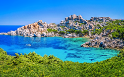 azurblaue Bucht Capo Testa auf Sardinien