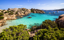 Cala Coticcio Beach auf der Insel La Maddalena vor der Nordostküste Sardiniens