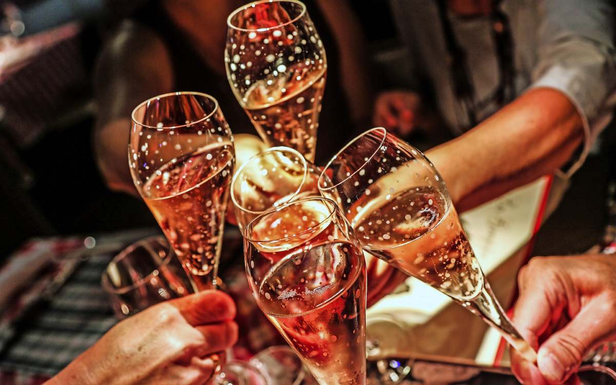 Anstoßen mit Sekt