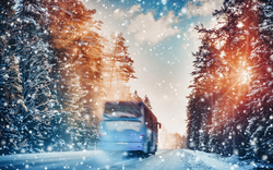 Bus auf Asphaltstraße an einem schönen Wintertag auf dem Land bei Schneefall