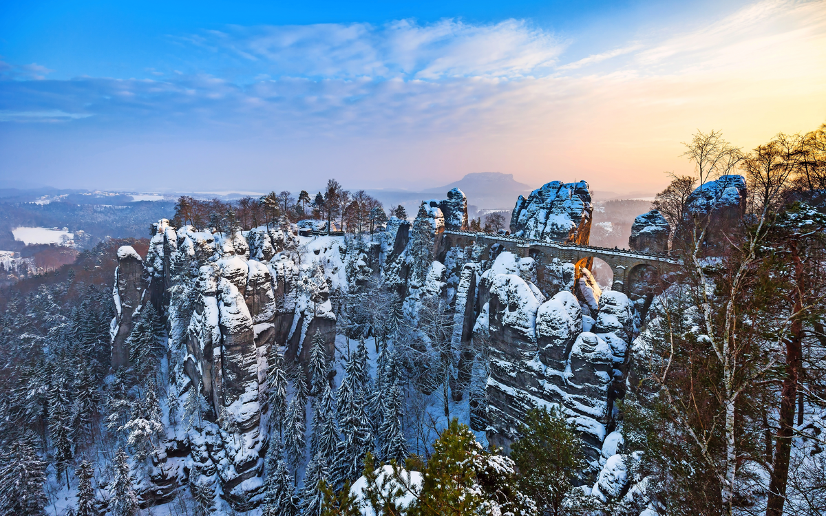 winterliche Felsformation Bastei in der Sächsischen Schweiz, Deutschland