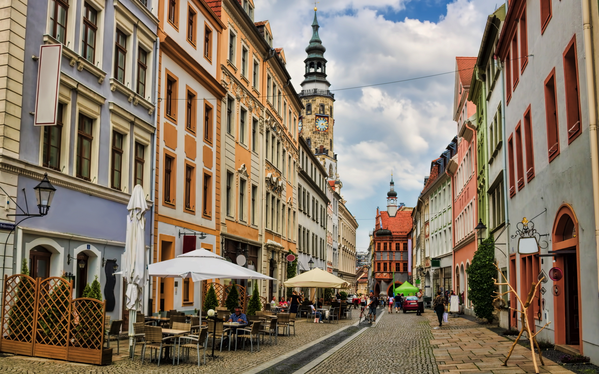 Brüderstraße in der Altstadt von Görlitz mit Rathausturm