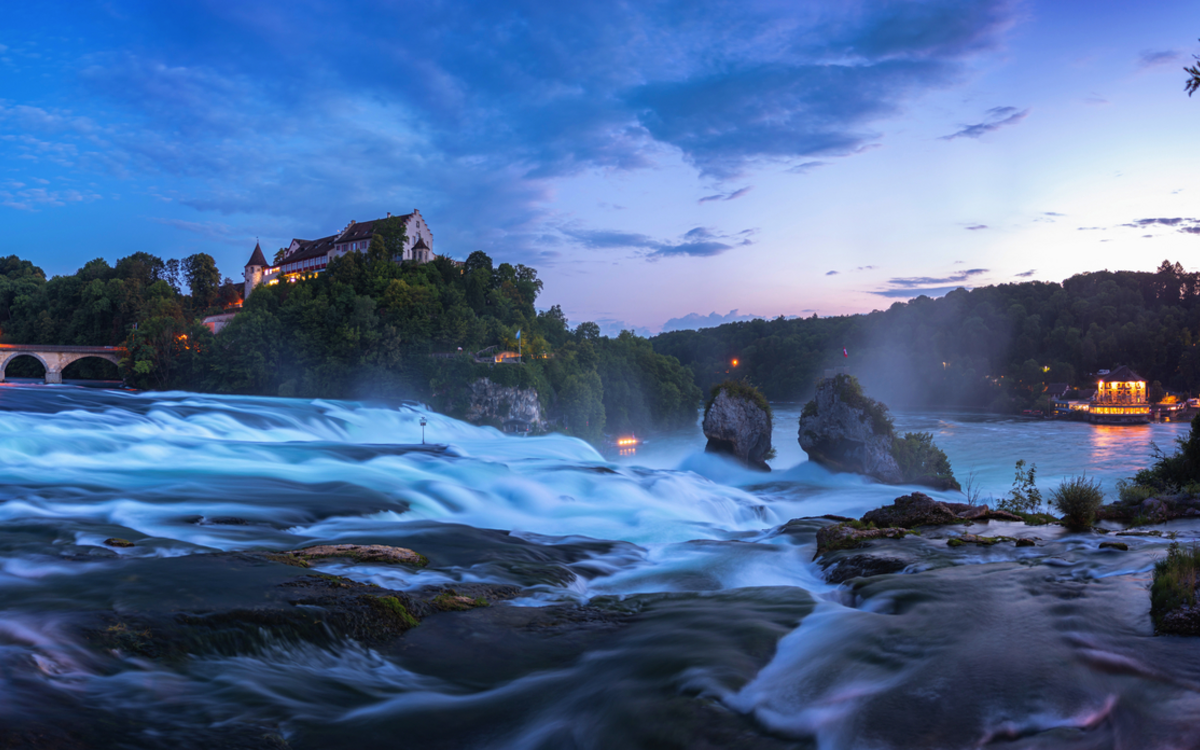 Blick auf den Rheinfall mit dem Schloss Laufen in Neuhausen