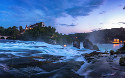 Blick auf den Rheinfall mit dem Schloss Laufen in Neuhausen