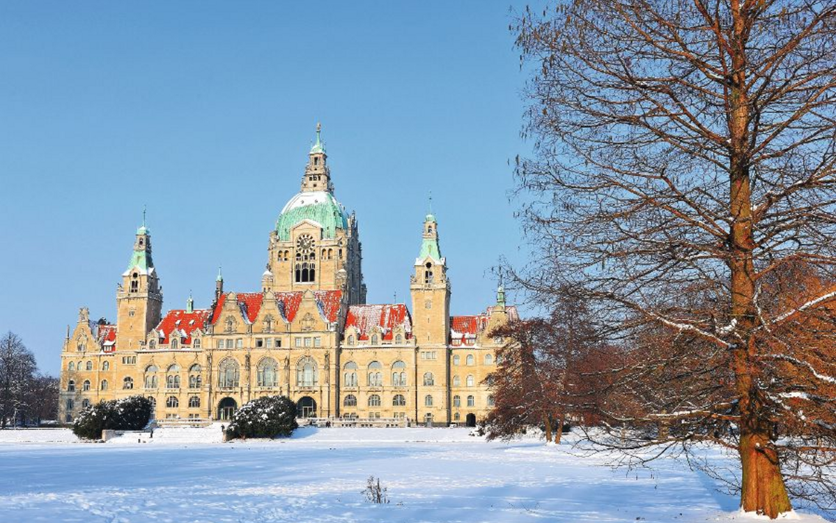 Neues Rathaus in Hannover mit Maschpark im Winter