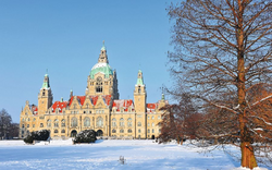 Neues Rathaus in Hannover mit Maschpark im Winter