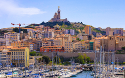 Alter Hafen von Marseille mit Blick auf die Basilika