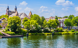 Basilika in Maastricht mit Blick auf den Fluss