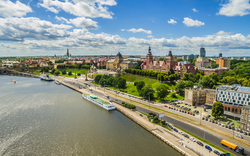 Stettin – die Chrobry-Uferpromenade und das Ufer der Oder.