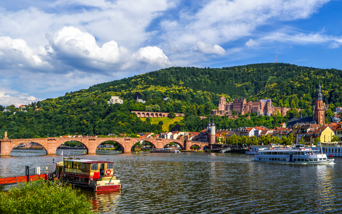Ausblick auf das Schloss und die Alte Brücke in Heidelberg, Deutschland 