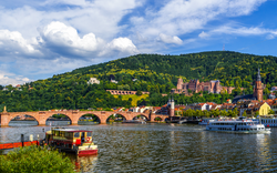Ausblick auf das Schloss und die Alte Brücke in Heidelberg, Deutschland 