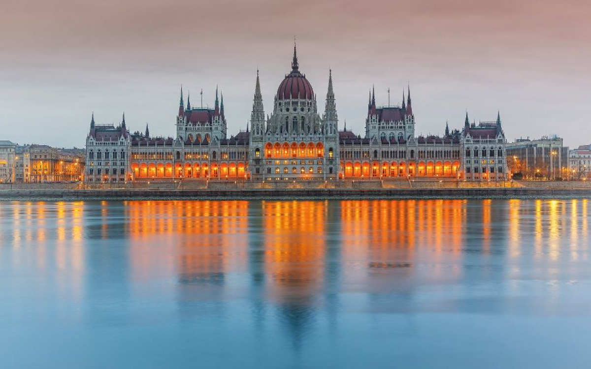 Parlament im Abendlicht
