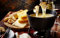 Schweizer Gourmet-Fondue-Abendessen an einem Winterabend