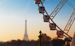 Blick auf den Place de la Concorde mit dem Riesenrad in Paris, Eiffelturm am Horizont
