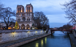Notre-Dame de Paris bei Dämmerung