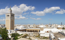 Ez-Zitouna-Moschee und Skyline von Sidi Bou Said in Tunesien