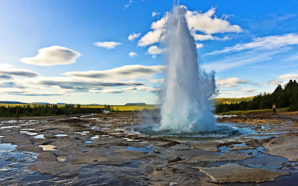 Eruption des Strokkur-Geysirs auf Island