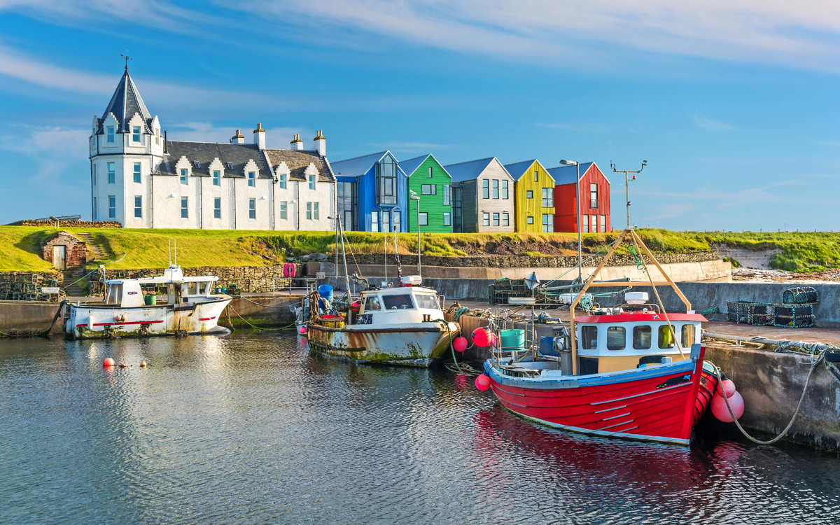 Die bunten Gebäude von John O'Groats an einem sonnigen Nachmittag, Caithness-Grafschaft, Schottland.