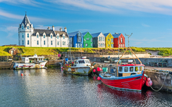 Die bunten Gebäude von John O'Groats an einem sonnigen Nachmittag, Caithness-Grafschaft, Schottland.