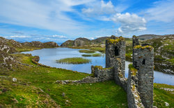 Ruine von Dunlough Castle mit dem See Dun Lough