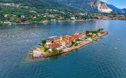 Luftaufnahme der Isola dei Pescatori im Lago Maggiore