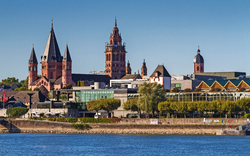 Rheinufer mit Dom in Mainz
