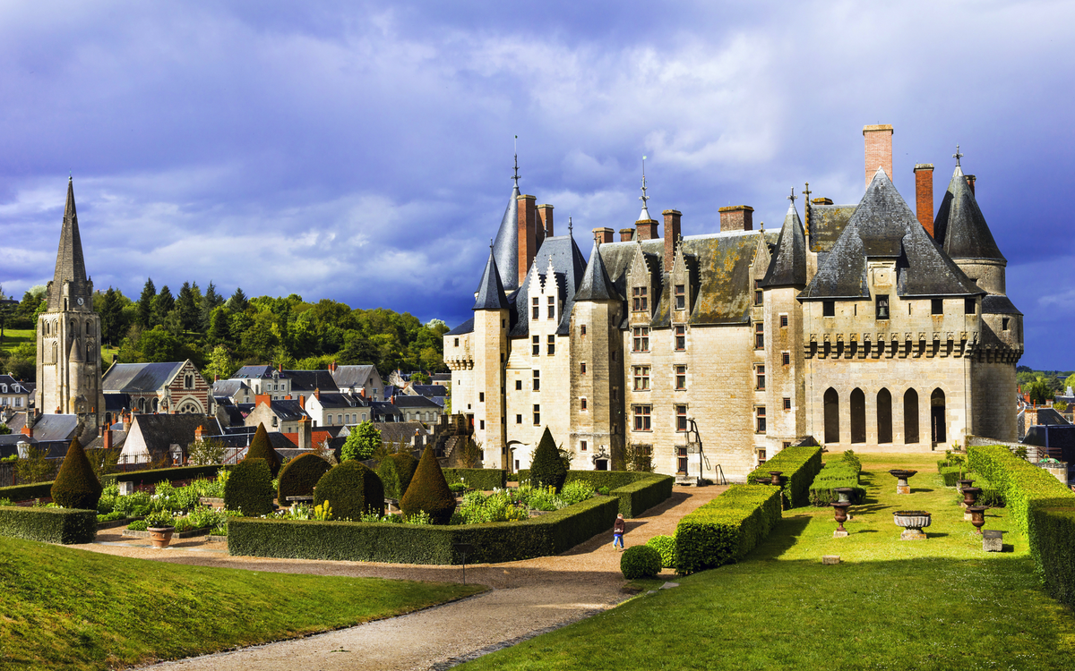 Schloss Langeais über der Stadt Langeais am rechten Ufer der Loire in Frankreich