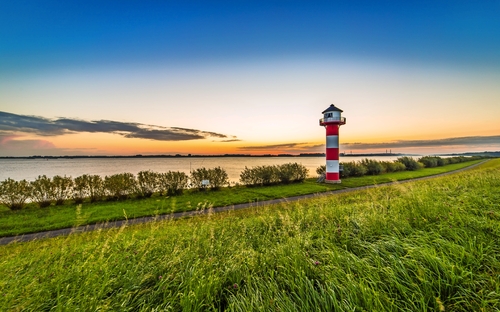 Leuchtturm an der Elbe im Alten Land, Deutschland