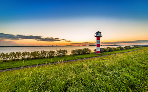 Leuchtturm an der Elbe im Alten Land, Deutschland