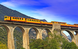 Petit train jaune in den französischen Pyrenäen