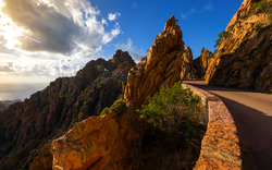 Berühmte Straße durch Calanches de Piana bei Sonnenuntergang im Sommer