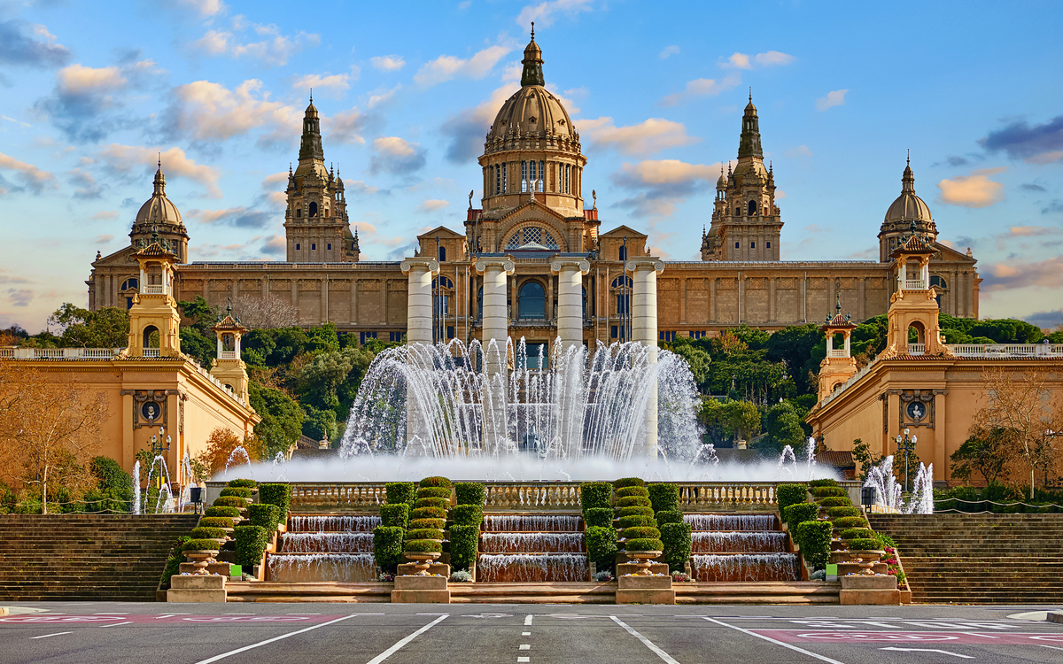 Nationalmuseum von Barcelona am Spanischen Platz mit Brunnen an einem Sommertag