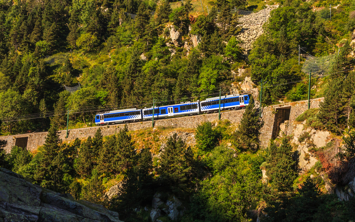 blauer Zahnradzug im Pyrenäental Vall de Núria