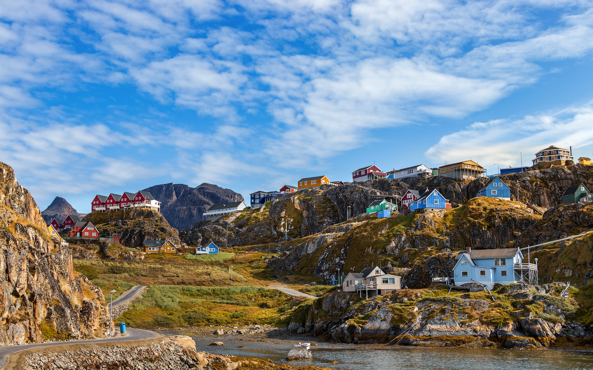 Blick auf farbenfrohe Holzgebäude und Häuser in Sisimiut