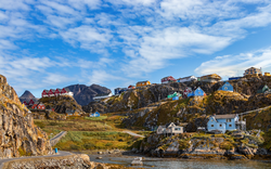 Blick auf farbenfrohe Holzgebäude und Häuser in Sisimiut