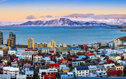Luftpanorama des Stadtzentrums von Reykjavik bei Sonnenuntergang