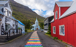 Blaue Kirche in Seydisfjordur auf Island