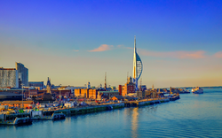 Portsmouth,England,Juni 2018,Portsmouth Hafen am späten Abend
