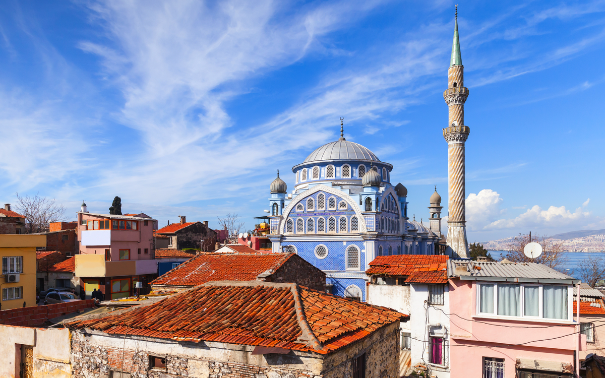 Straßenansicht mit Fatih Camii Moschee in Izmir